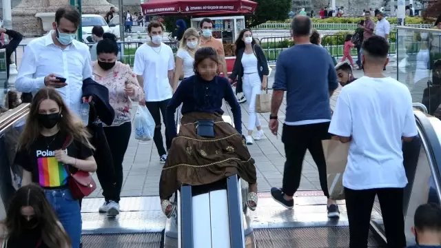 Taksim Metrosunun yürüyen merdivenlerinde tehlikeli oyun