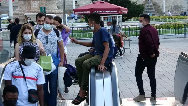 Taksim Metrosunun yürüyen merdivenlerinde tehlikeli oyun