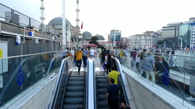 Taksim Metrosunun yürüyen merdivenlerinde tehlikeli oyun