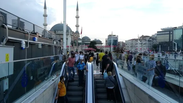 Taksim Metrosunun yürüyen merdivenlerinde tehlikeli oyun