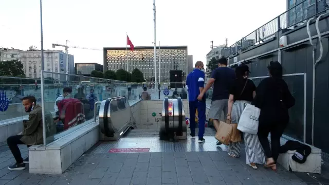 Taksim Metrosunun yürüyen merdivenlerinde tehlikeli oyun