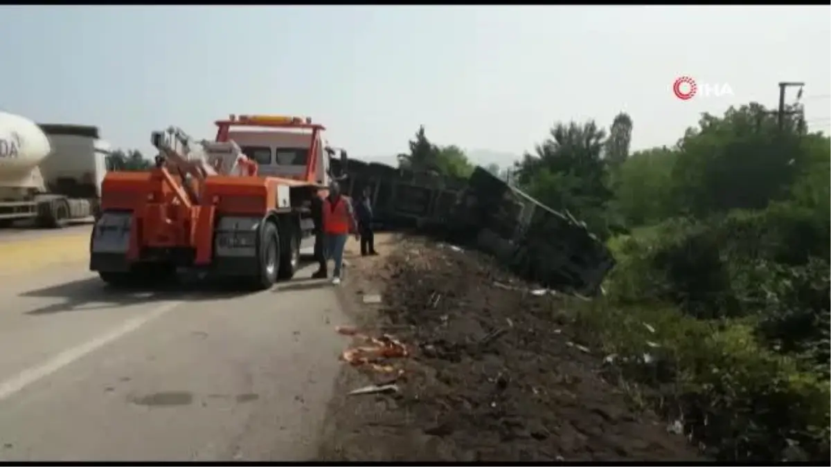 TEM Otoyolu'nda soya fasulyesi yüklü tır devrildi...Yol soya fasulyesi ile kaplandı, sıkışan sürücüyü itfaiye ekipleri kurtardı