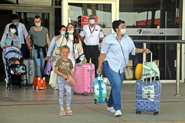 3 haftada 518 bin kişi hava yoluyla Antalya'ya geldi