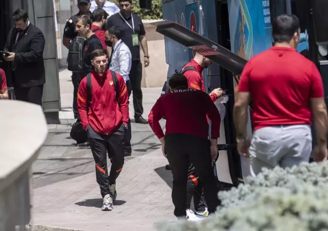 A Milli Futbol Takımı, Bakü'de kaldığı otelden ayrıldı
