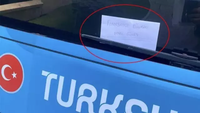 A Milli Takım otobüsü camına 'Fenerbahçe düşmanı Şenol Güneş' kağıdı yapıştırıldı A Milli Takım otobüsü camına 'Fenerbahçe düşmanı Şenol Güneş' kağıdı yapıştırıldı