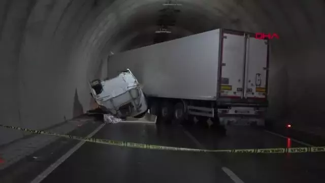 AFYONKARAHİSAR DEVRİLEN TIR TÜNELİ KAPATTI AFYONKARAHİSAR DEVRİLEN TIR TÜNELİ KAPATTI
