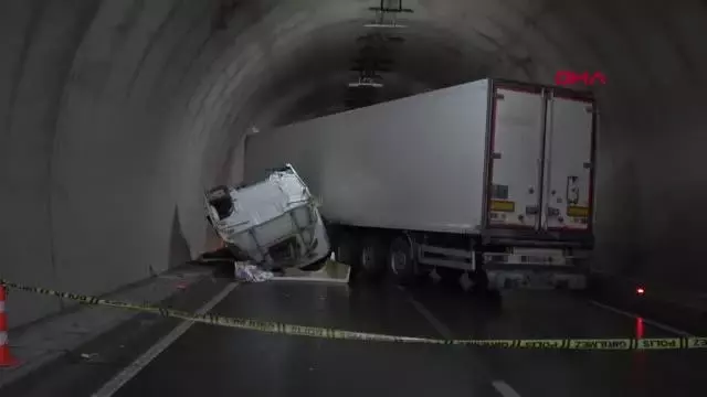 AFYONKARAHİSAR DEVRİLEN TIR TÜNELİ KAPATTI AFYONKARAHİSAR DEVRİLEN TIR TÜNELİ KAPATTI