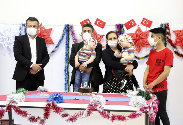 ameliyatla ayrilan siyam ikizlerine dogum gun 5 14214554 o