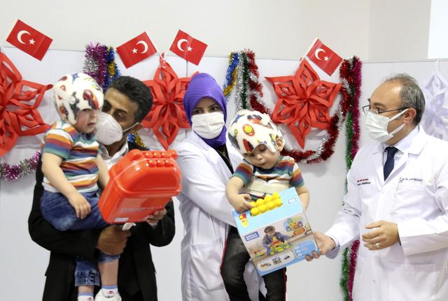 ameliyatla ayrilan siyam ikizlerine dogum gun 8 14214554 o