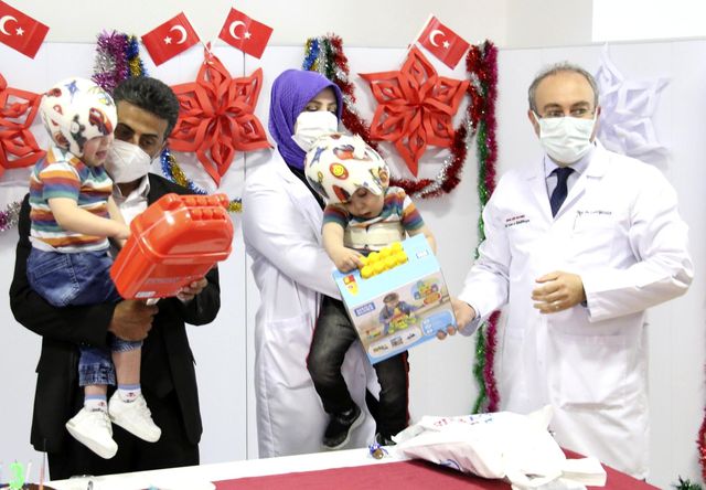 ameliyatla ayrilan siyam ikizlerine dogum gun 9 14214554 o