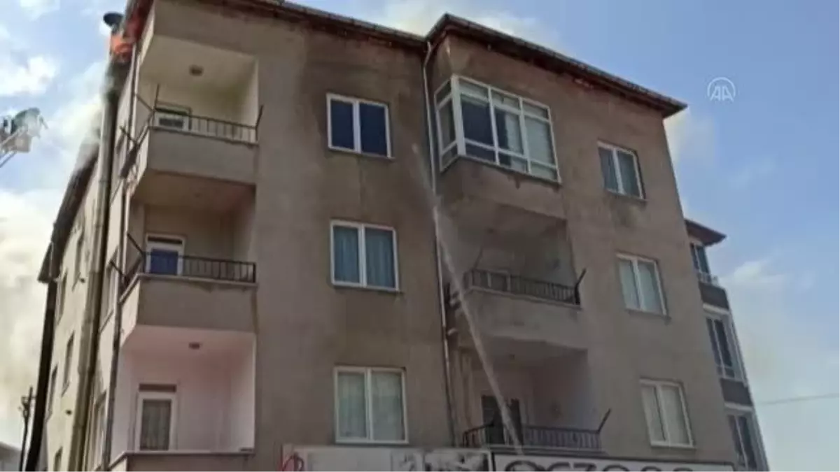 Apartmanın çatısında çıkan yangın hasara neden oldu