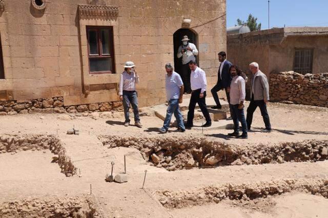 Arkeologlar Şanlıurfa'da jet hızıyla kazmayı vurmaya başladı! Meğerse yıllarca servetin üzerinde oturmuşlar Arkeologlar Şanlıurfa'da jet hızıyla kazmayı vurmaya başladı! Meğerse yıllarca servetin üzerinde oturmuşlar