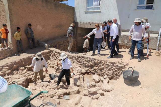 Arkeologlar Şanlıurfa'da jet hızıyla kazmayı vurmaya başladı! Meğerse yıllarca servetin üzerinde oturmuşlar Arkeologlar Şanlıurfa'da jet hızıyla kazmayı vurmaya başladı! Meğerse yıllarca servetin üzerinde oturmuşlar