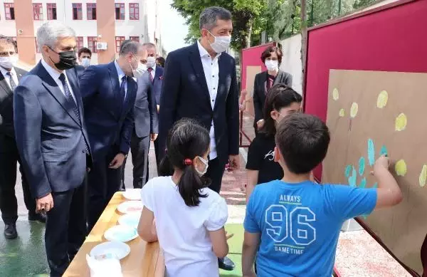 Son dakika... Bakan Selçuk, öğrencilerle resim yapıp, top oynadı