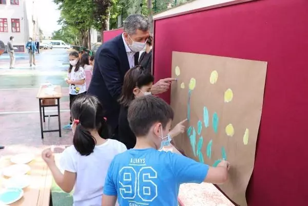Son dakika... Bakan Selçuk, öğrencilerle resim yapıp, top oynadı