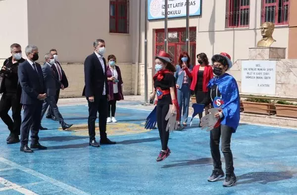 Son dakika... Bakan Selçuk, öğrencilerle resim yapıp, top oynadı