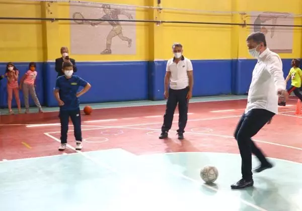 Son dakika... Bakan Selçuk, öğrencilerle resim yapıp, top oynadı