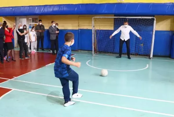 Son dakika... Bakan Selçuk, öğrencilerle resim yapıp, top oynadı