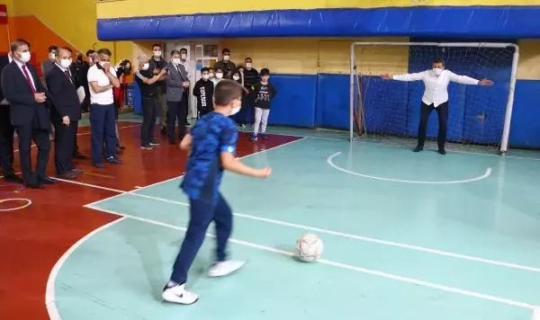 Son dakika... Bakan Selçuk, öğrencilerle resim yapıp, top oynadı