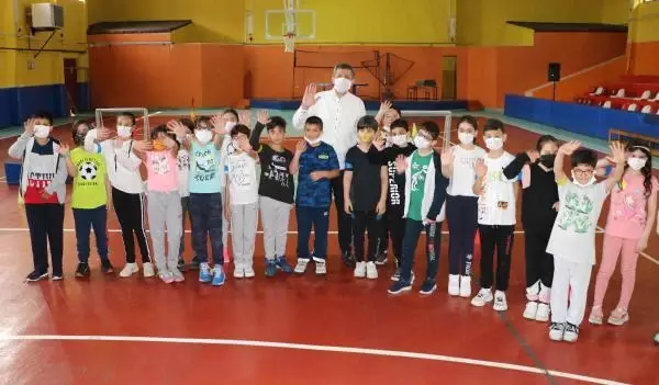Son dakika... Bakan Selçuk, öğrencilerle resim yapıp, top oynadı