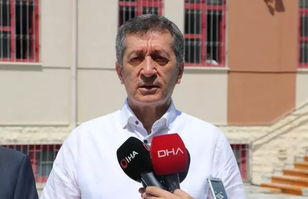 Son dakika... Bakan Selçuk, öğrencilerle resim yapıp, top oynadı