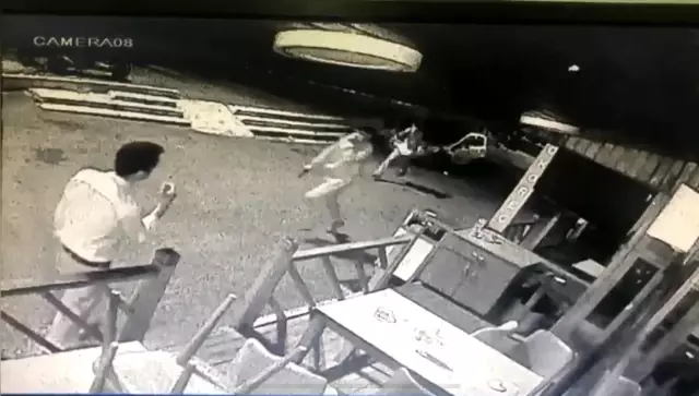 Son Dakika | Beyoğlu'nda silahlı 'yan baktın' kavgası kamerada Son Dakika | Beyoğlu'nda silahlı 'yan baktın' kavgası kamerada