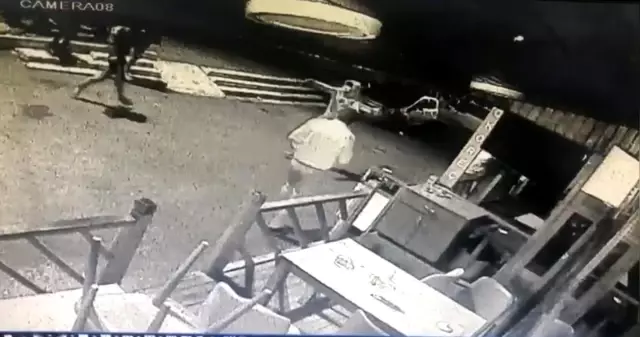Son Dakika | Beyoğlu'nda silahlı 'yan baktın' kavgası kamerada