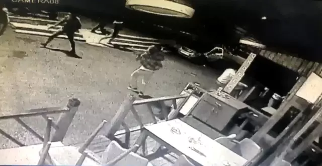 Son Dakika | Beyoğlu'nda silahlı 'yan baktın' kavgası kamerada