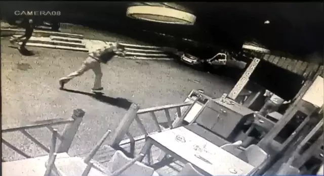 Son Dakika | Beyoğlu'nda silahlı 'yan baktın' kavgası kamerada