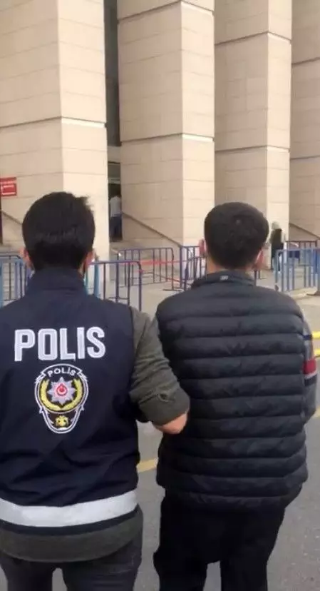 Son Dakika | Beyoğlu'nda silahlı 'yan baktın' kavgası kamerada