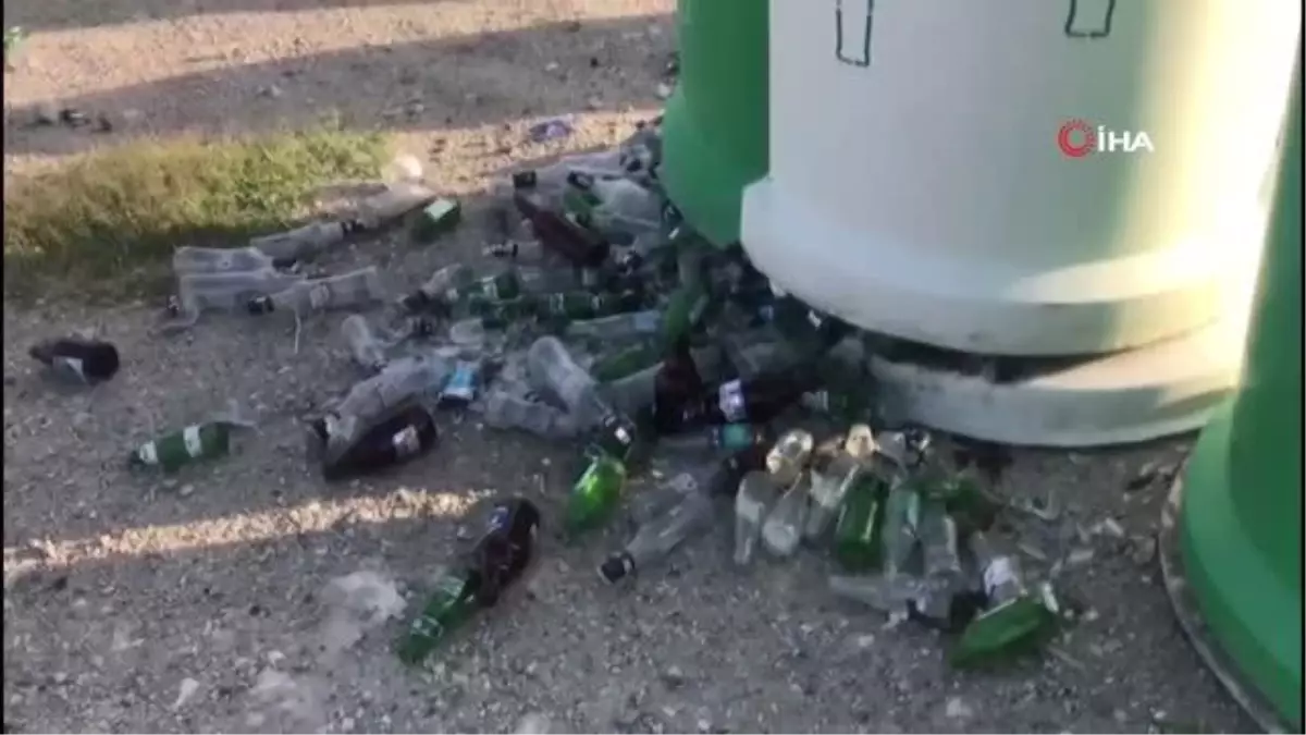 Buldan Belediyesi geri dönüşüm konteynırlarını çöpe attı