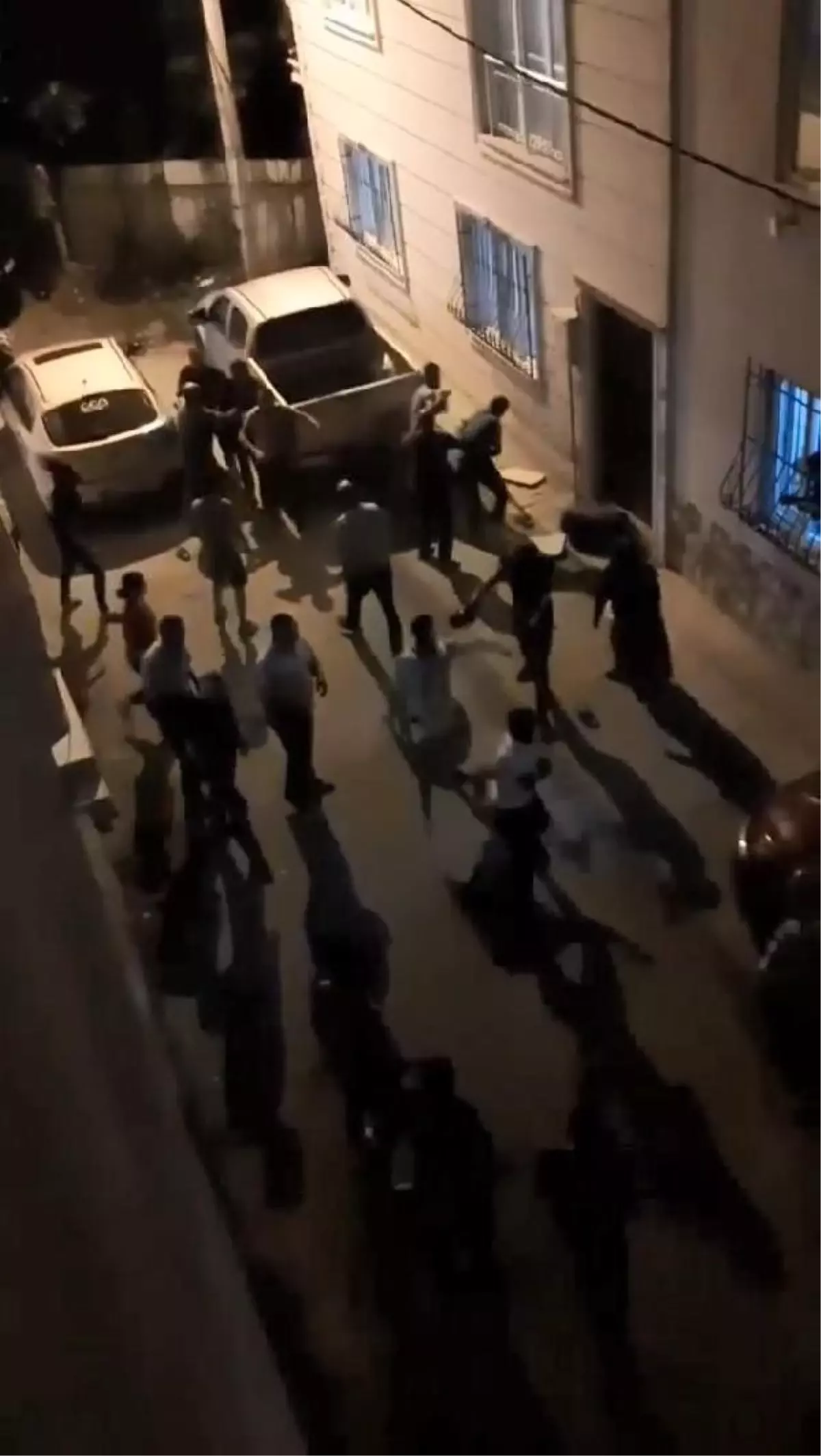 Bursa'da ailelerin taşlı- sopalı kavgası kamerada