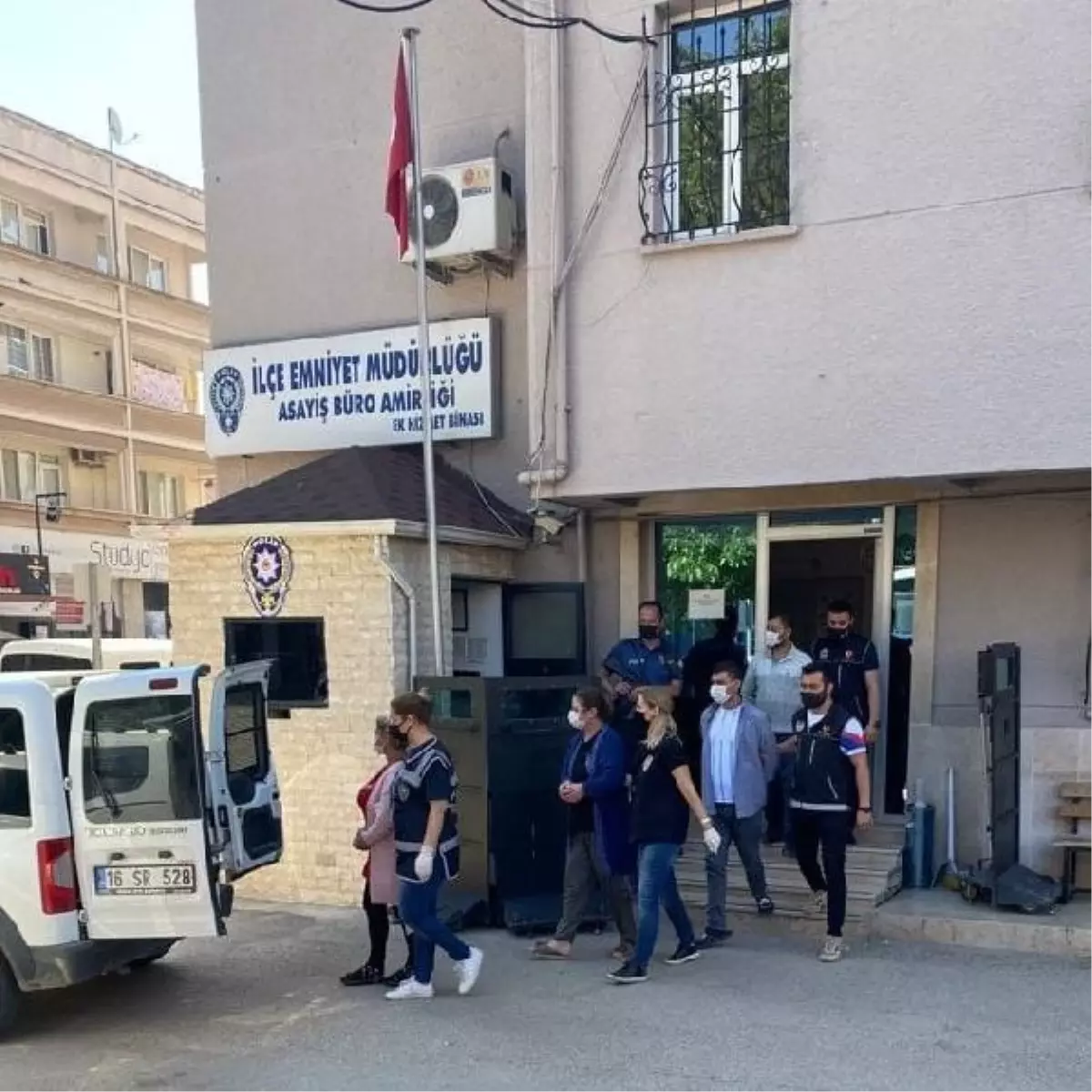 Bursa'da uyuşturucu ticareti yapan akrabalardan 2'si tutuklandı