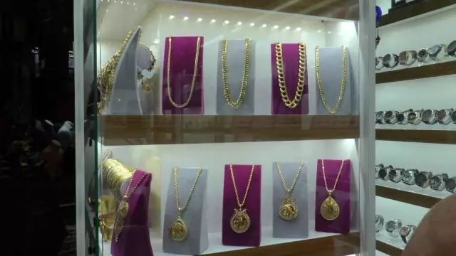 Fiyatlar artınca imitasyon altına ilgi arttı! Düğün yapacaklar 40 bin TL'lik alışverişini bin TL'ye mal ediyor Fiyatlar artınca imitasyon altına ilgi arttı! Düğün yapacaklar 40 bin TL'lik alışverişini bin TL'ye mal ediyor