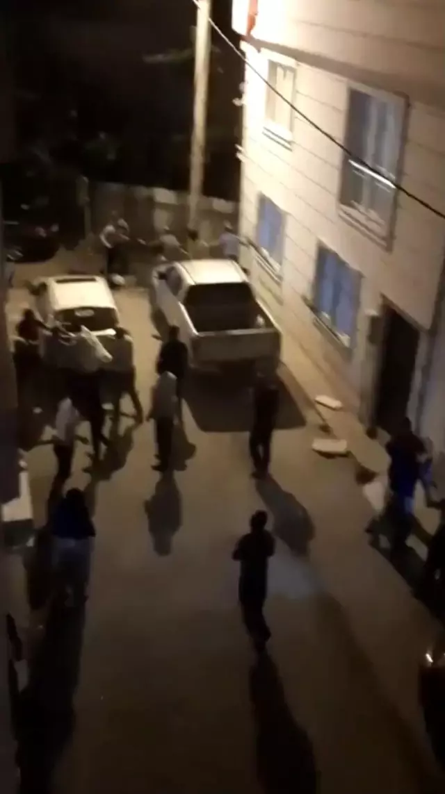 Çocukların kavgasına aileler katıldı, ortalık savaş alanına döndü...O anlar kamerada