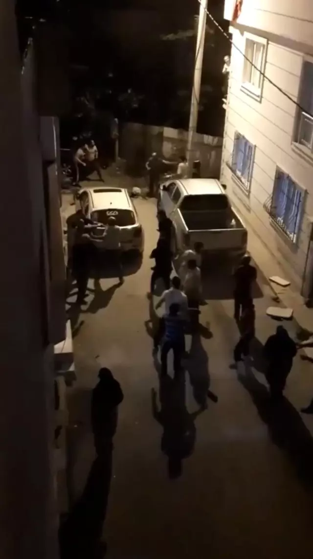 Çocukların kavgasına aileler katıldı, ortalık savaş alanına döndü...O anlar kamerada