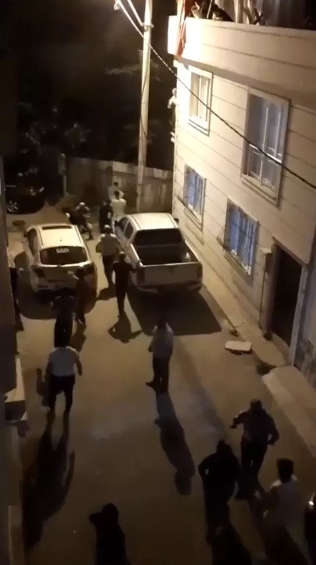 Çocukların kavgasına aileler katıldı, ortalık savaş alanına döndü...O anlar kamerada