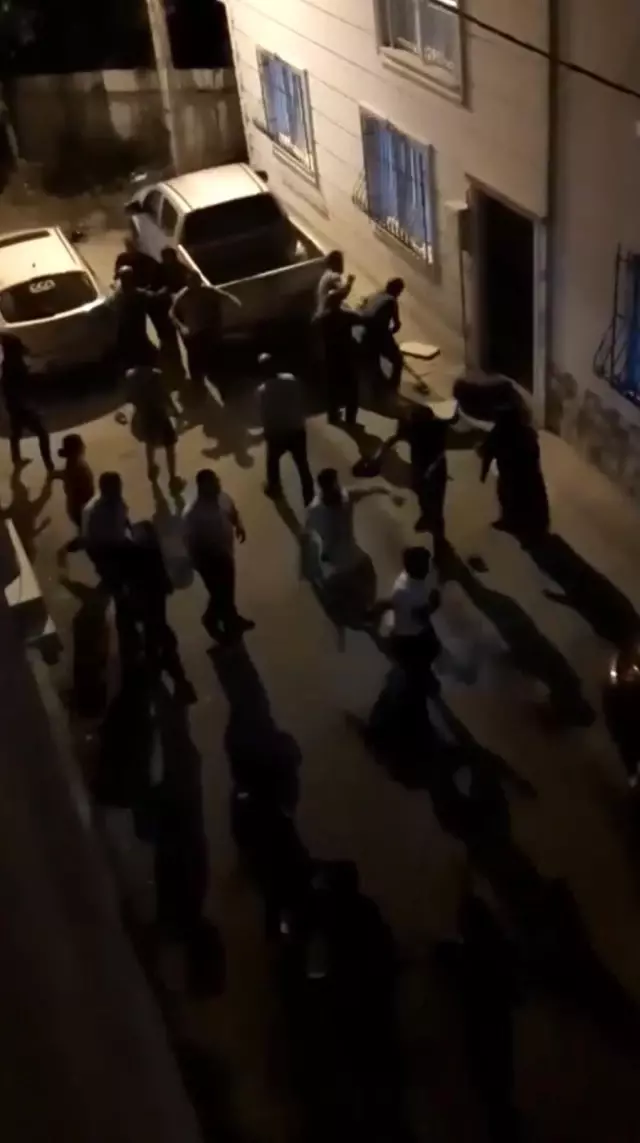 Çocukların kavgasına aileler katıldı, ortalık savaş alanına döndü...O anlar kamerada