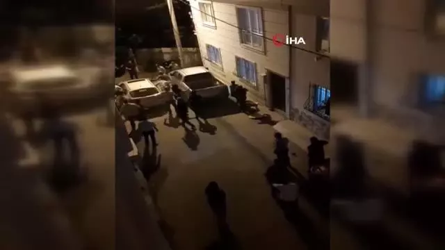Çocukların kavgasına aileler katıldı, ortalık savaş alanına döndü...O anlar kamerada