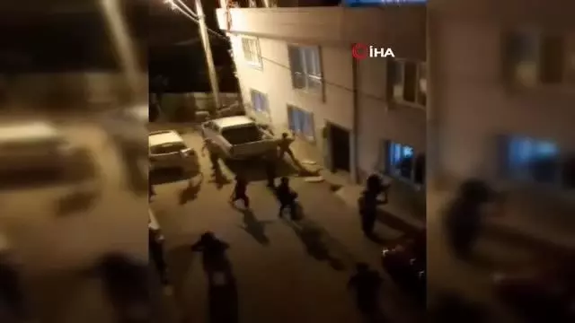 Çocukların kavgasına aileler katıldı, ortalık savaş alanına döndü...O anlar kamerada