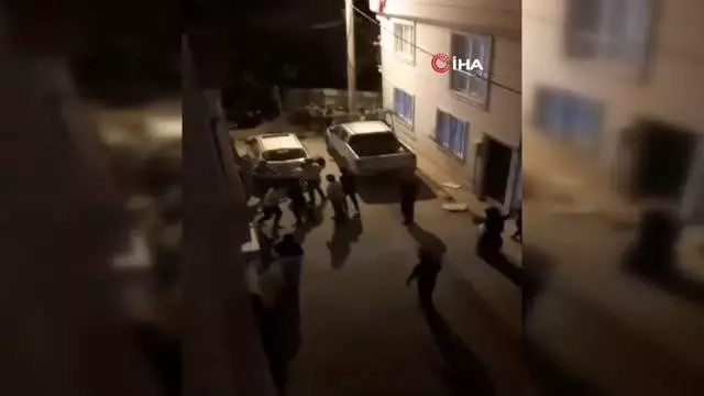 Çocukların kavgasına aileler katıldı, ortalık savaş alanına döndü...O anlar kamerada