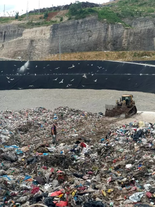 İhbar üzerine harekete geçen ekipler, atık tesisindeki tonlarca çöpün içinde bebek cesedi aradı İhbar üzerine harekete geçen ekipler, atık tesisindeki tonlarca çöpün içinde bebek cesedi aradı