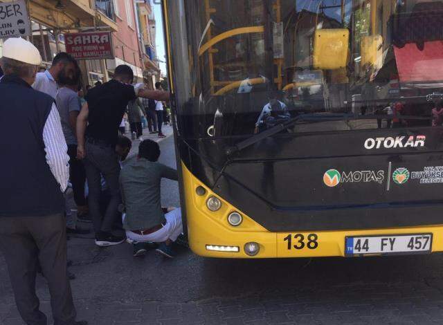 Durumu kritik! Trafiğe açık yolda paten süren çocuk otobüsün altında kaldı