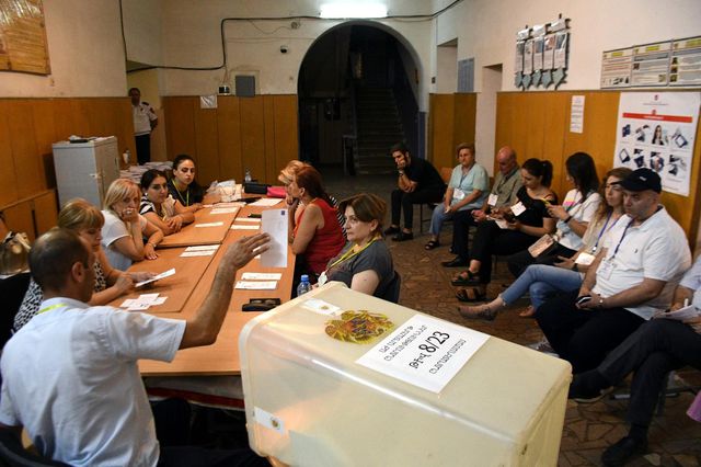 ermenistan daki secimi pasinyan acik ara fark 14213780 o