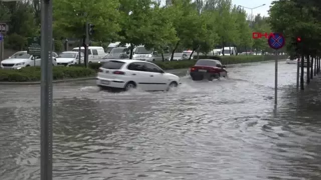 ESKİŞEHİR'DE SAĞANAK, SOKAKLARI GÖLE ÇEVİRDİ ESKİŞEHİR'DE SAĞANAK, SOKAKLARI GÖLE ÇEVİRDİ