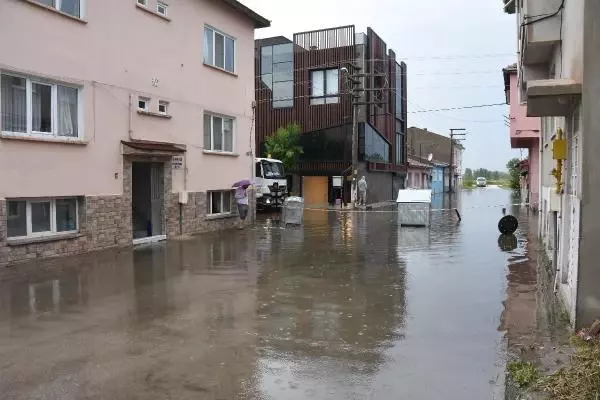 ESKİŞEHİR'DE SAĞANAK, SOKAKLARI GÖLE ÇEVİRDİ