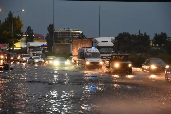 ESKİŞEHİR'DE SAĞANAK, SOKAKLARI GÖLE ÇEVİRDİ