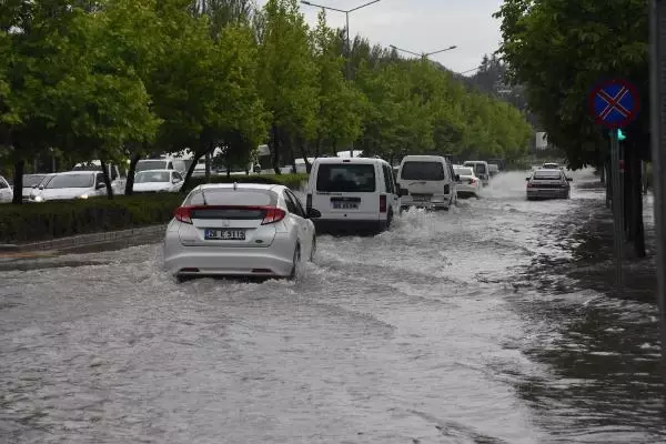 ESKİŞEHİR'DE SAĞANAK, SOKAKLARI GÖLE ÇEVİRDİ