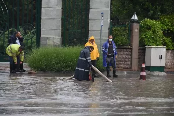 ESKİŞEHİR'DE SAĞANAK, SOKAKLARI GÖLE ÇEVİRDİ