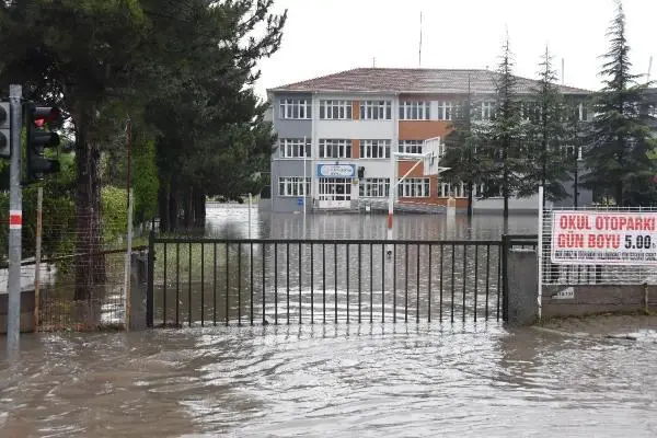 ESKİŞEHİR'DE SAĞANAK, SOKAKLARI GÖLE ÇEVİRDİ
